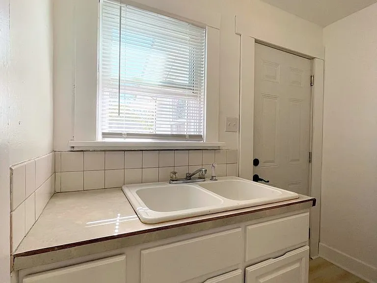 121 W 7th Ave — Photo 7