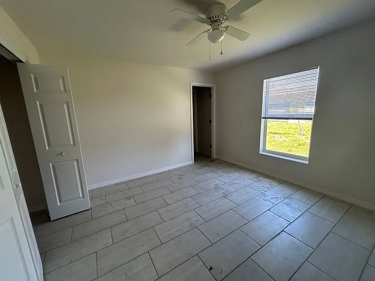 Coming Soon Newer 3/2 Duplex -1 car garage — Photo 10