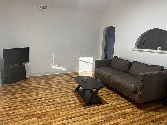 2nd image of 1813 W Parrish Ave