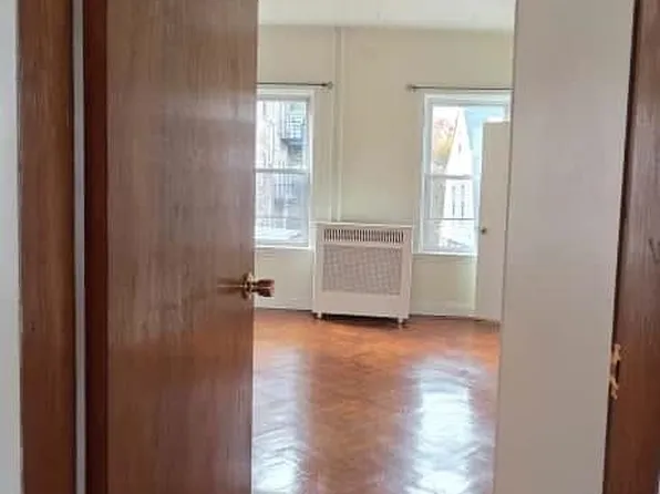 207 Jewett Avenue image 7 of 14