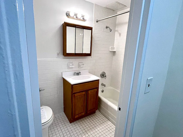 4439 Broadway #1C — Photo 5