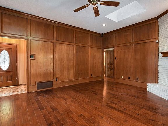 3rd image of 832 Robin Meadow Ct