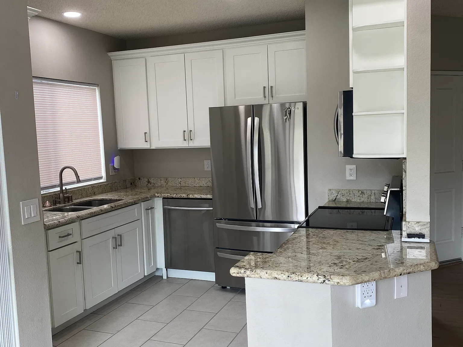 2 bed, 1009 sqft, $3,400 — Photo 1