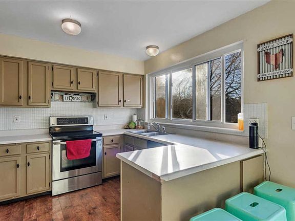 5th image of 11 Golden Oak Ct