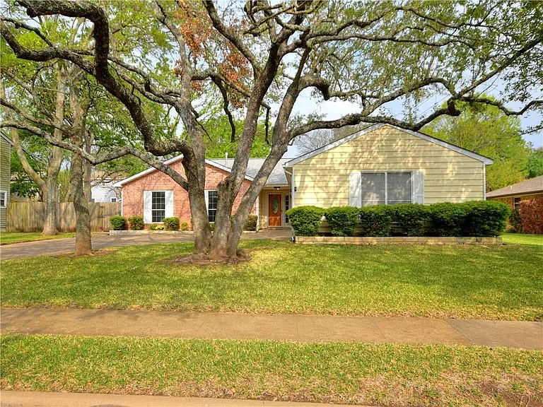 11502 Toledo Dr — Photo 2