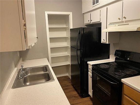 3rd image of 8919 Galewood Dr #204