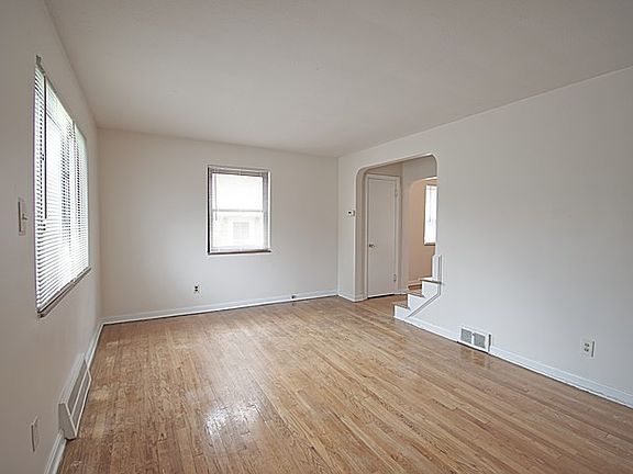 5th image of 402 E 222nd St