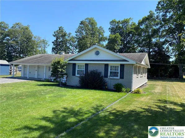 1035 Shadow Oaks Ln, Slatington, PA 18080