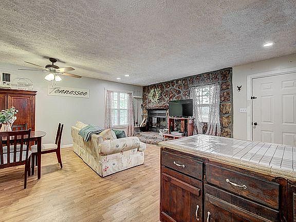 3rd image of 5848 Lakeshore Dr
