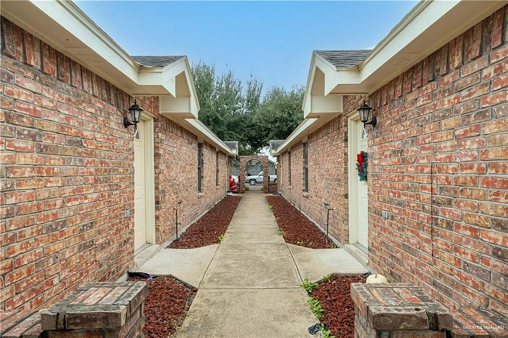 Building Photo - 2100 Aruba Dr #4