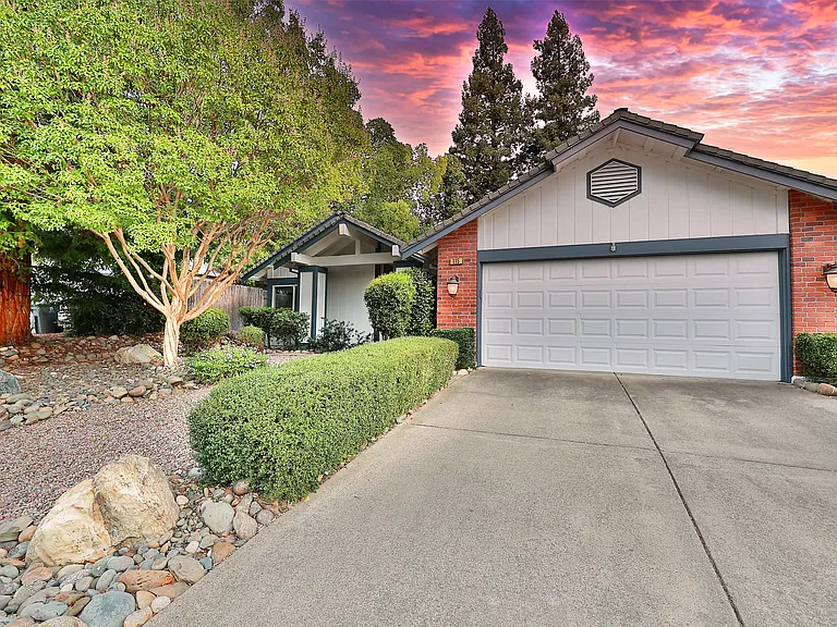 115 Rambling Dr — Photo 2