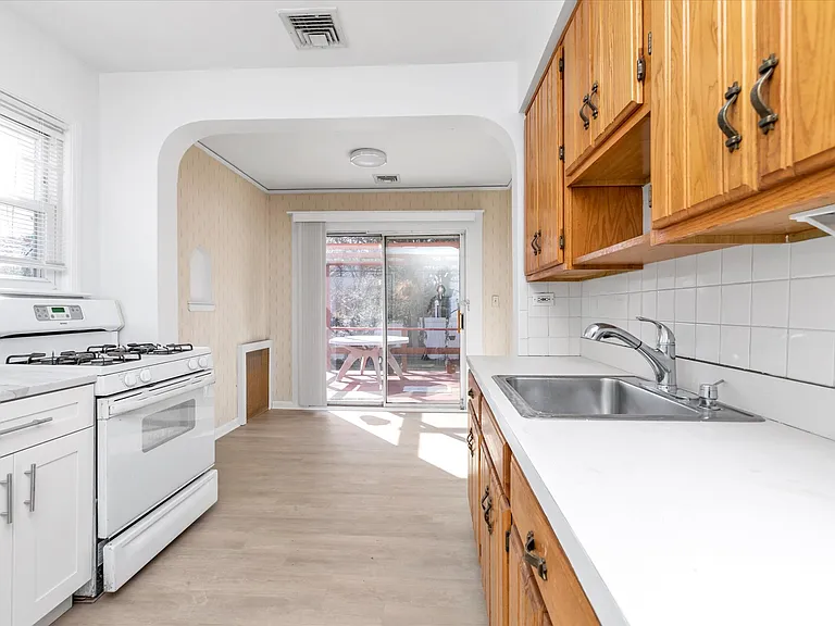 1645 New Hyde Park Dr — Photo 12