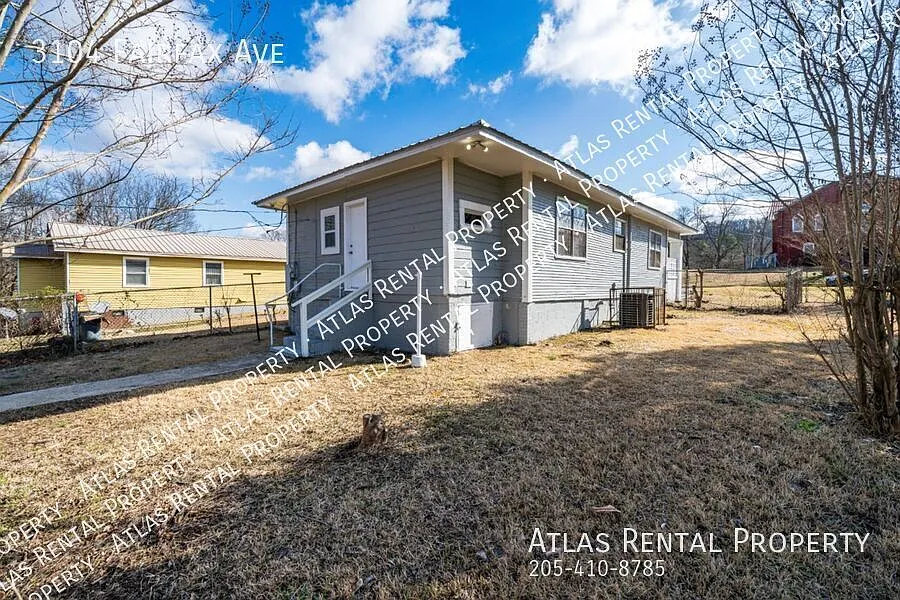 Charming 2-Bedroom Home with a Huge Kitchen & Fenced Backyard! — Photo 3