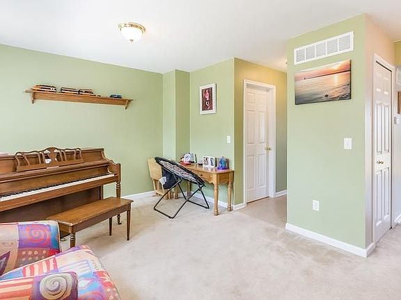 4th image of 627 Honeysuckle Ln
