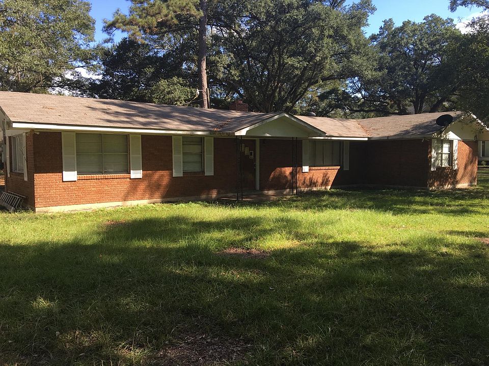 Within walking distance to the Tangipahoa Parrish Court house and all other Parrish facilities
