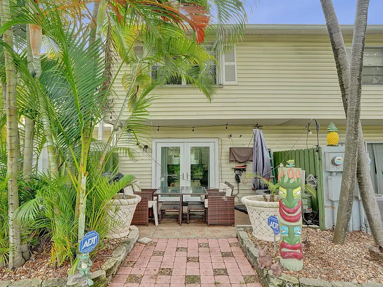 147 SW 3rd St — Photo 3