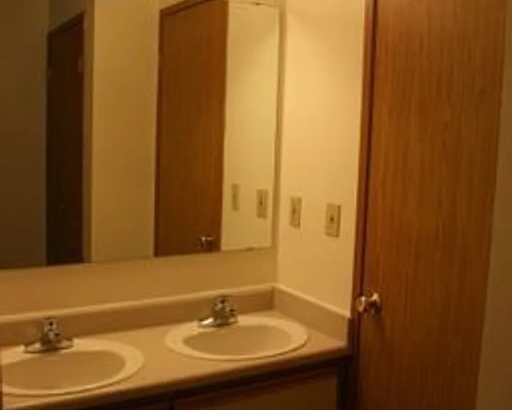 Adams Court Apartments — Photo 107