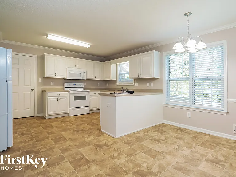 168 Crossing Dr — Photo 4
