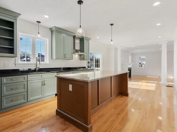 2 Clover Glen Cir, Shrewsbury, MA 01545