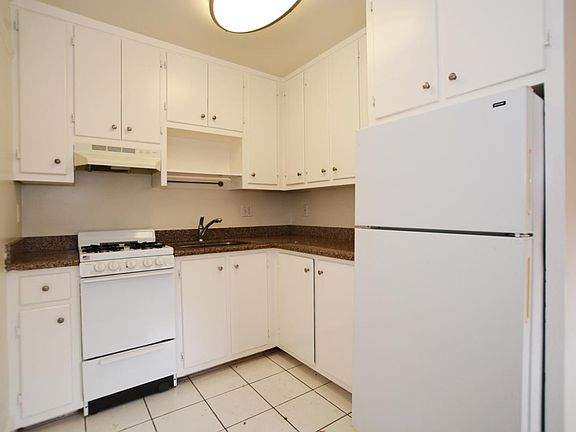 2nd image of 2844 Golden Gate Ave APT 1