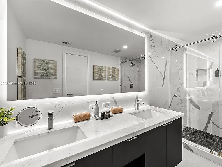 207 Holiday Dr — Photo 44