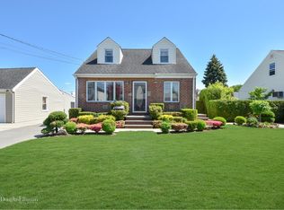 147 Clemens Rd, Mineola, NY 11501