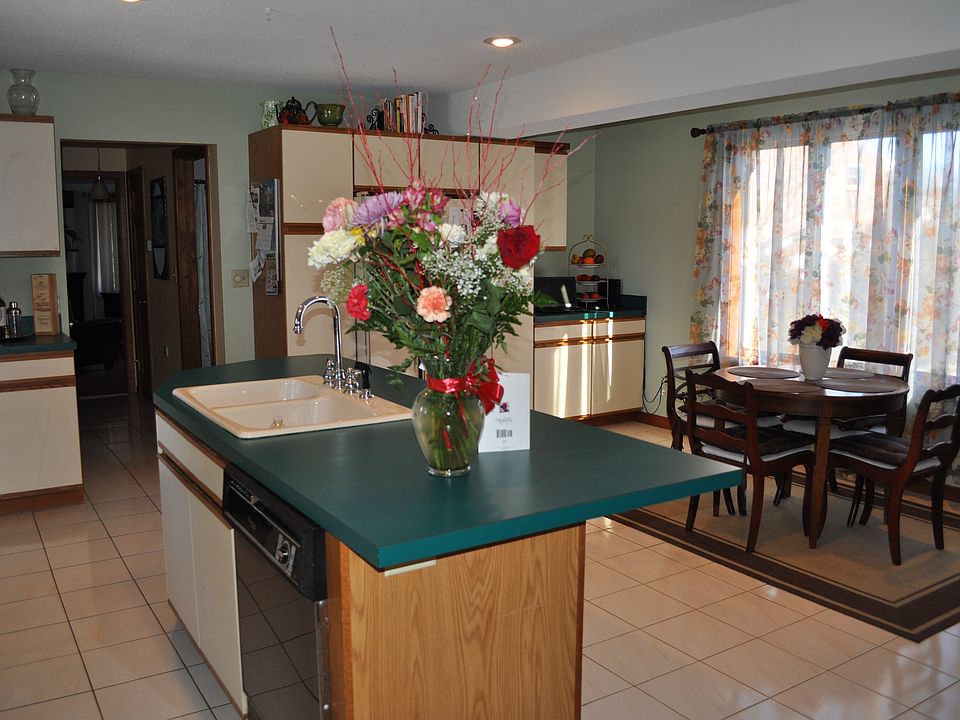 Center Island Kitchen w Dining