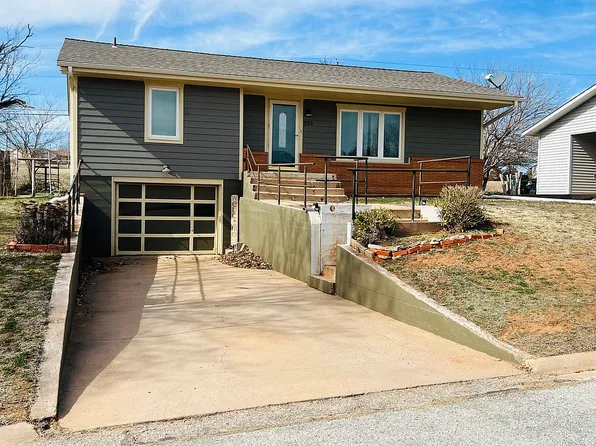 939 Elm St, Medicine Lodge, KS 67104