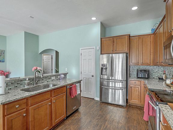 5th image of 214 Goldfinch Ln