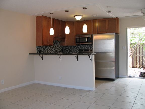 3rd image of 1015 NE 32nd St APT 2