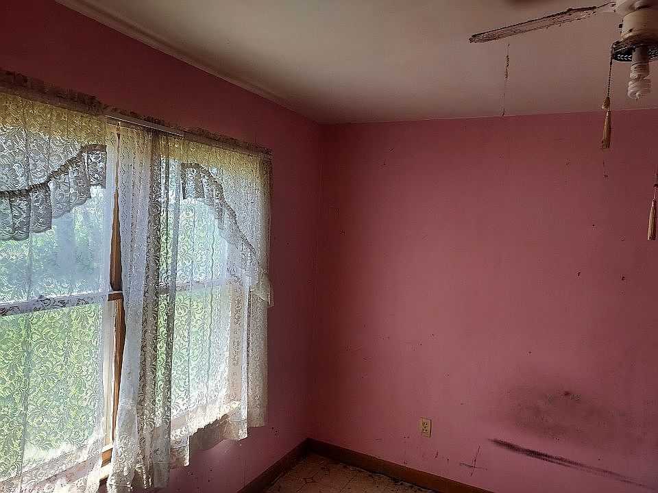 2nd image of 1221 Nelson St