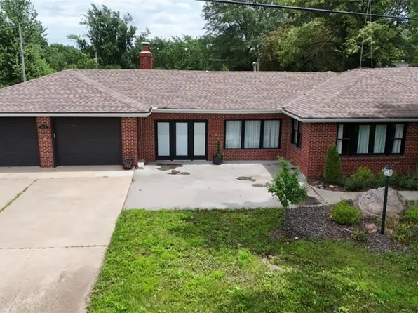 411 S Hillcrest Dr, Maysville, MO 64469