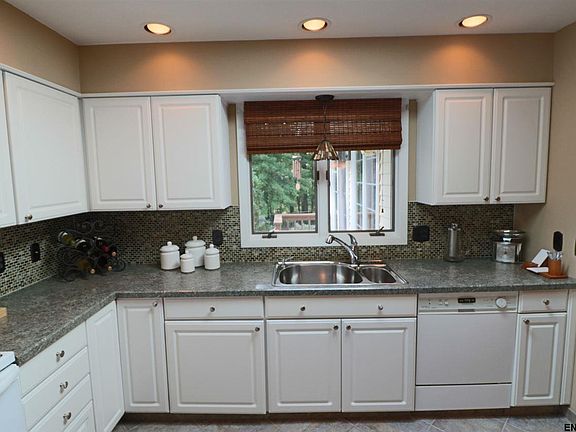 3rd image of 20 Heinrick Cir