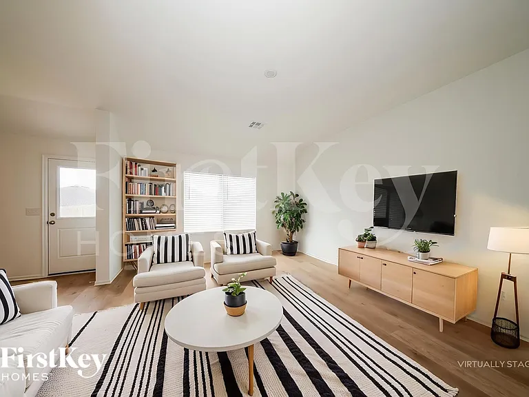 433 Labelle Ln — Photo 3
