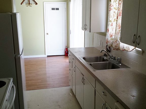 3rd image of 1121 S Benton St