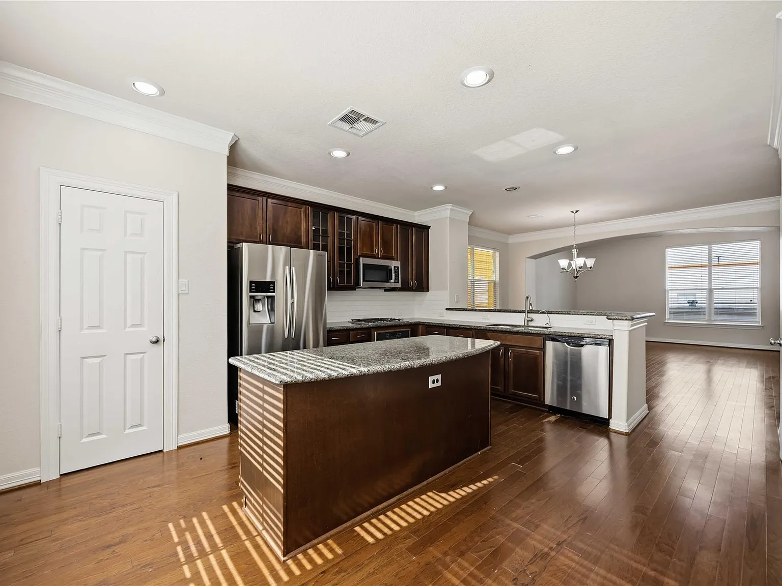 3 bed, 2.5 bath, 1880 sqft, $2,600 — Photo 2