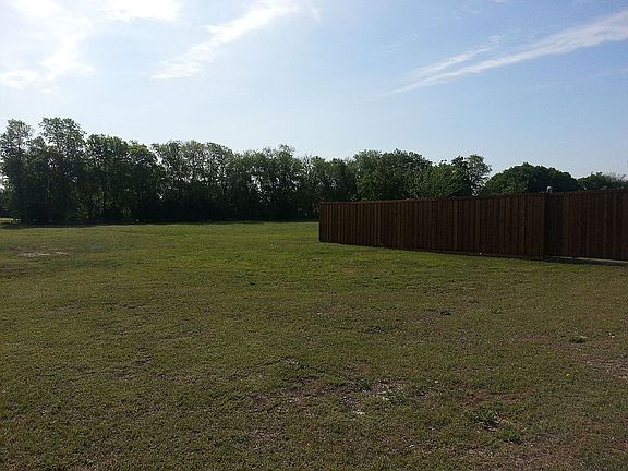 Lot extends to tree line