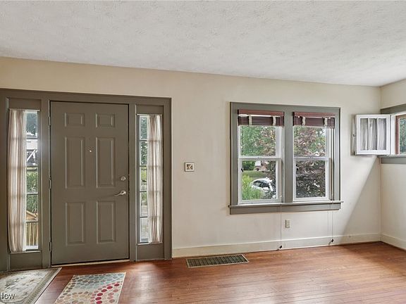 4th image of 590 Moreley Ave