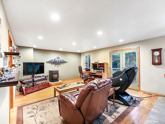 4th image of 1620 155th Ave NE