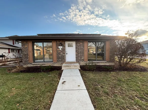 2S739 Winchester Cir E Unit 1, Warrenville, IL 60555