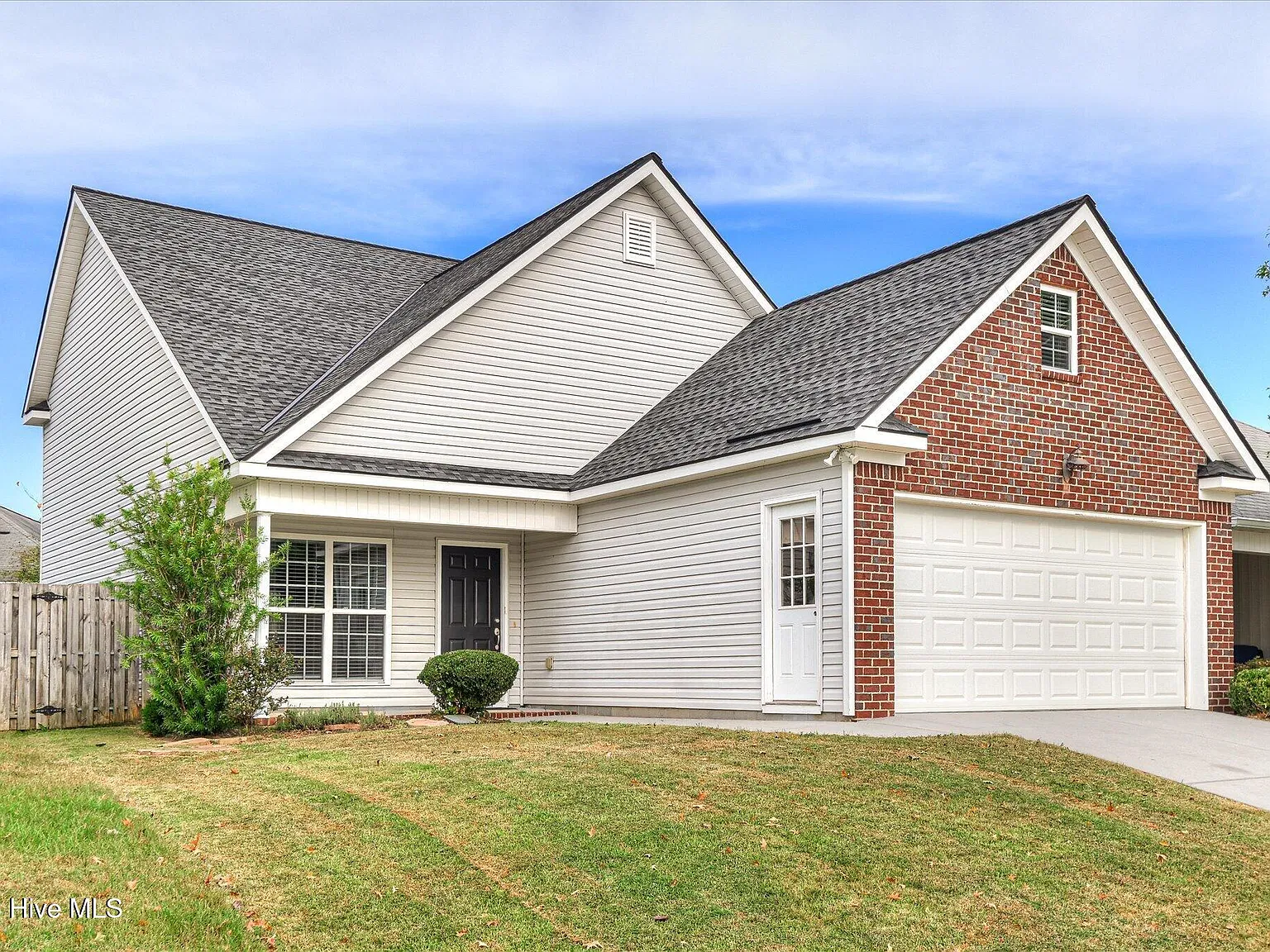 4 bed, 2.5 bath, 1900 sqft, $2,200 — Photo 2