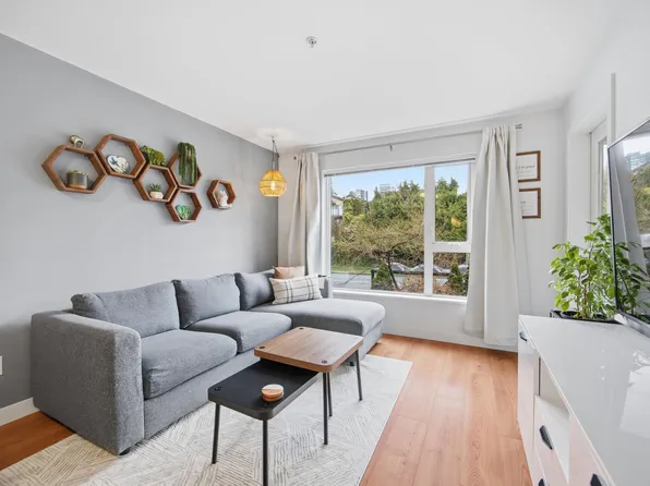221 E 3rd St #209, North Vancouver, BC V7L 0C1