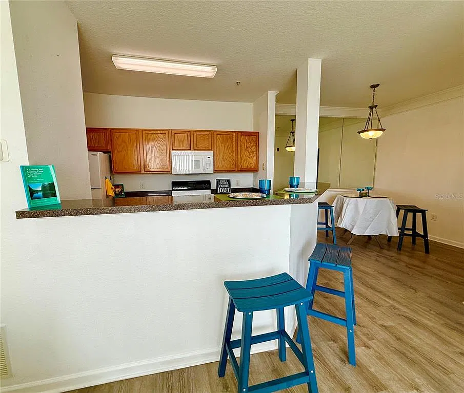 1 bed, 1.0 bath, 794 sqft, $1,300 — Photo 4
