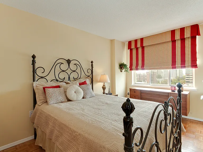Comfortable queen-sized, Westin Heavenly bed.
