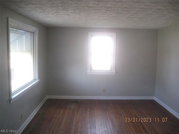 3rd image of 1234 Roslyn Ave SW