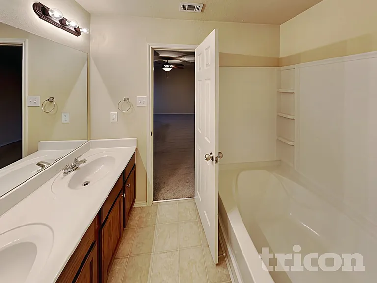 1248 Collett St — Photo 11