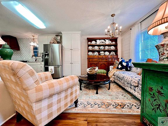 2nd image of 7 Cambridge Dr