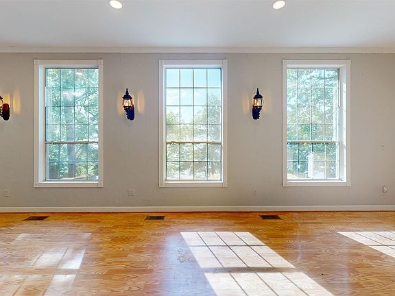 3rd image of 39 Whispering Winds Rd