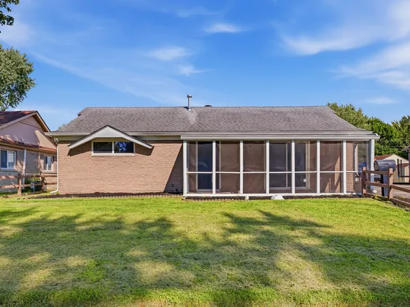 611 Gooseberry Ln, Greenwood, IN 46143