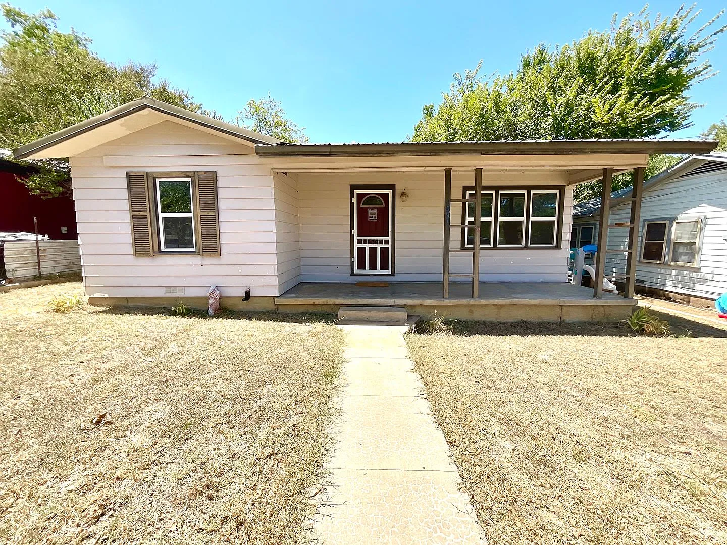 Charming 2 Bedroom House with Detached Garage & Workshop in the Heart of Llano! — Photo 1